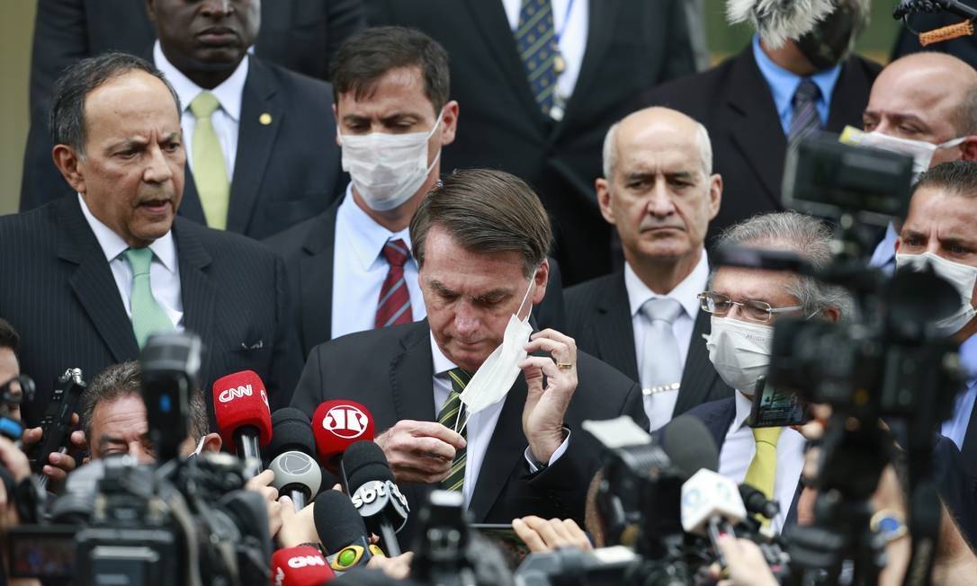 Enquanto CPFs morrem, Bolsonaro serve cafezinho para os CNPJs